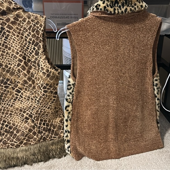 2 Women’s Animal Print Vests - Picture 3 of 6